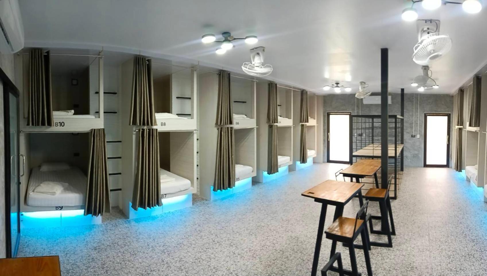 White Jail At Auberge de jeunesse *