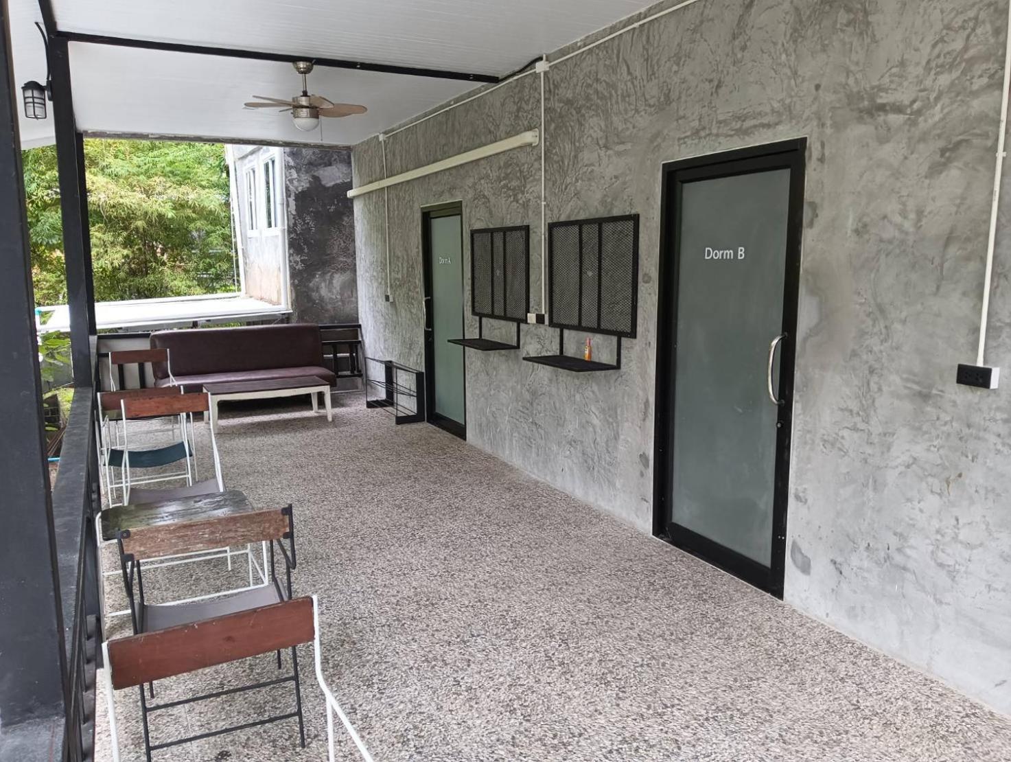 White Jail At Auberge de jeunesse *